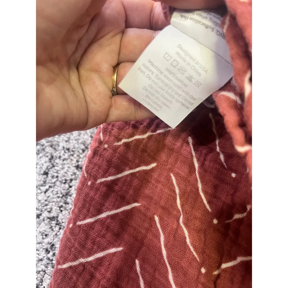 Itzy Ritzy Rust Red White Chevron Cotton Muslin Gauze Baby Swaddle Blanket Loop